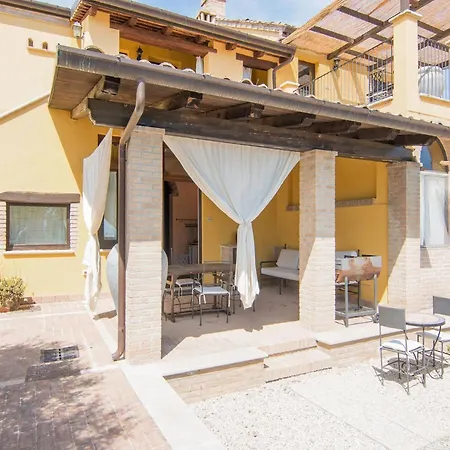 Charming In Near Village Apartment